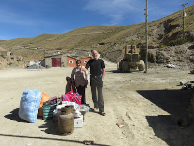 zur Mine "Rosa de Oro brachten wir auch die neue Lehrerin mit Sack und Pack