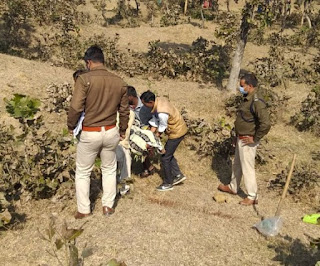 युवती का सर कटा शव मिलने से इलाके में सनसनी, जांच में जुटी पुलिस युवती का सर कटा शव मिलने से इलाके में सनसनी, जांच में जुटी पुलिस