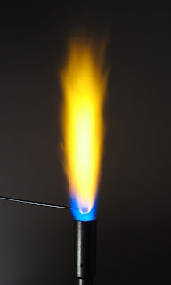 Sodyum alev testi. Parlak sarı bir alevle yanar (dalga boyu 588.99 ve 589.59 nanometre)
