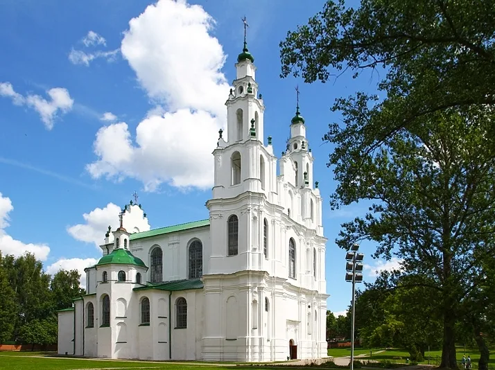Katedral Santo Sophia di Polotsk adalah salah satu gereja tertua di Belarus. Gaya saat ini adalah contoh ideal arsitektur barok di bekas Persemakmuran Polandia-Lithuania