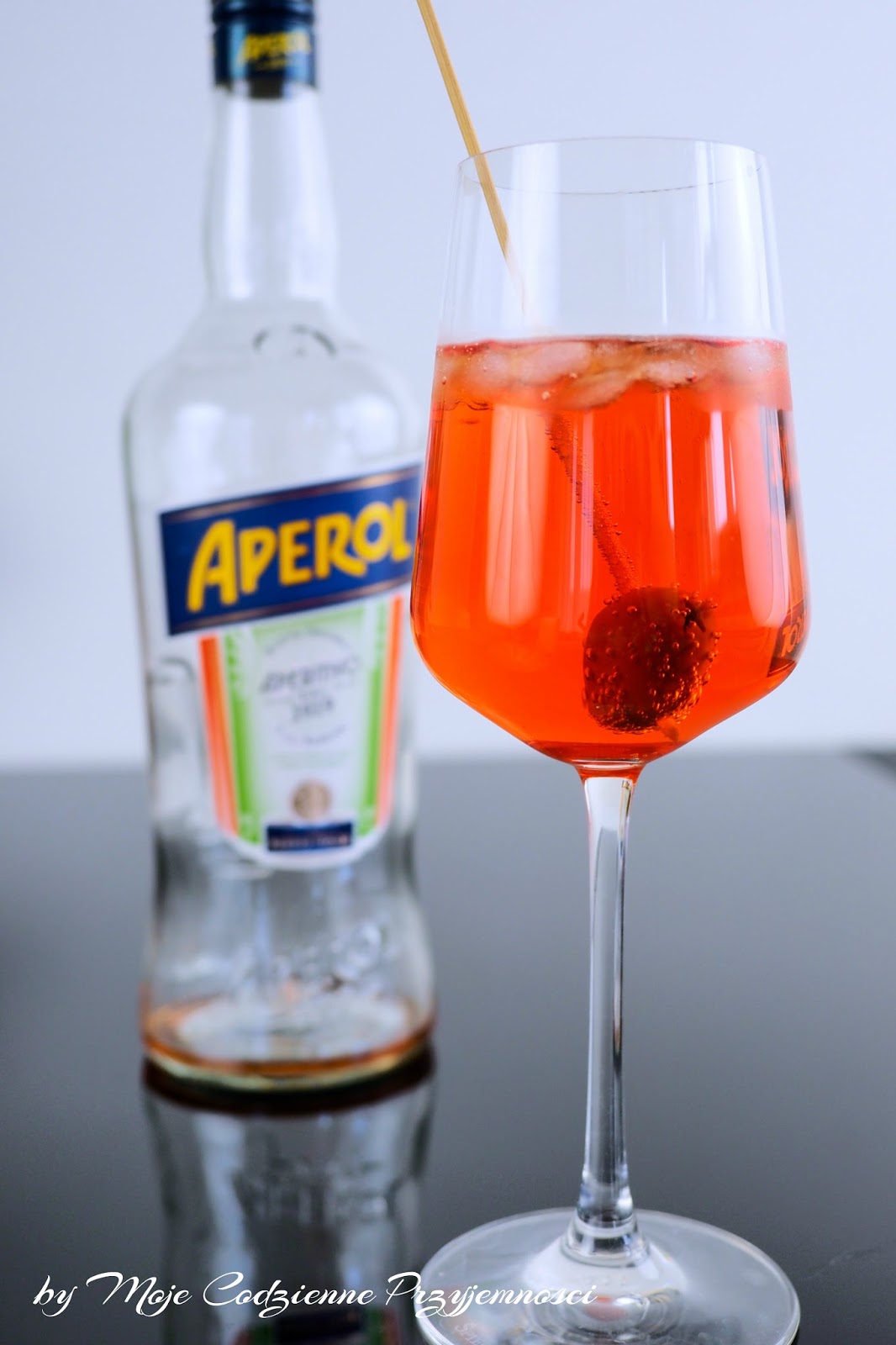 Бокалы для апероля. Бокалы для Апероль шприц. Aperol Spritz коктейль. Апероль вишневый. Амаретто Апероль.