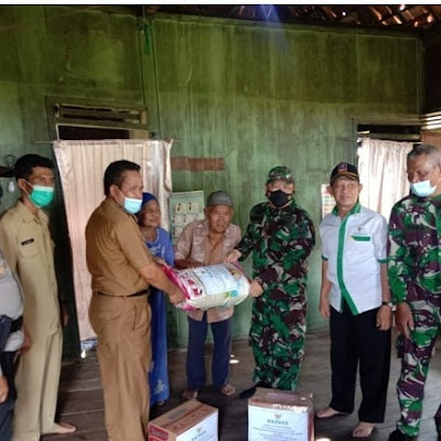 Kemanunggalan TNI dengan Rakyat,KODIM 0402 OKI Salurkan Sembako untuk Warga Kurang Mampu
