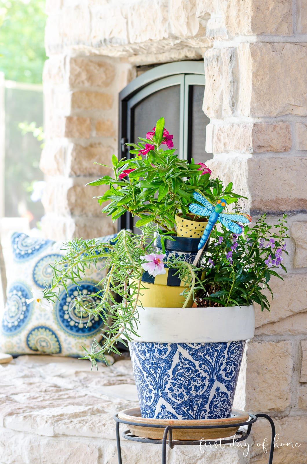 Decorating planters with napkins