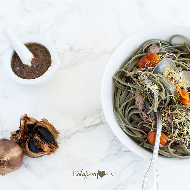 tallarines-de-espirulina-con-tomates-cherry-y-pesto-de-germinados-y-ajo-negro