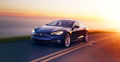 Proprietario di Tesla rischia divieto 18 mesi causa abbandono posto guida
