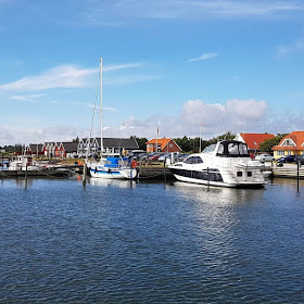 Urlaub an Dänemarks nördlicher Ostseeküste: Unser Ferienhaus in Asaa. Die Fischerorte an der Ostsee haben meist einen tollen Hafen.