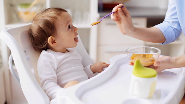 Чому маленькі діти їдять дуже повільно