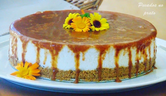 Semifrio com calda de caramelo