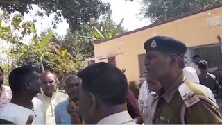 छेड़खानी का विरोध करने में गई छात्रा की जान, आरोपी को गिरफ्तार करने की मांग पर लोगों ने किया सड़क जाम छेड़खानी का विरोध करने में गई छात्रा की जान, आरोपी को गिरफ्तार करने की मांग पर लोगों ने किया सड़क जाम