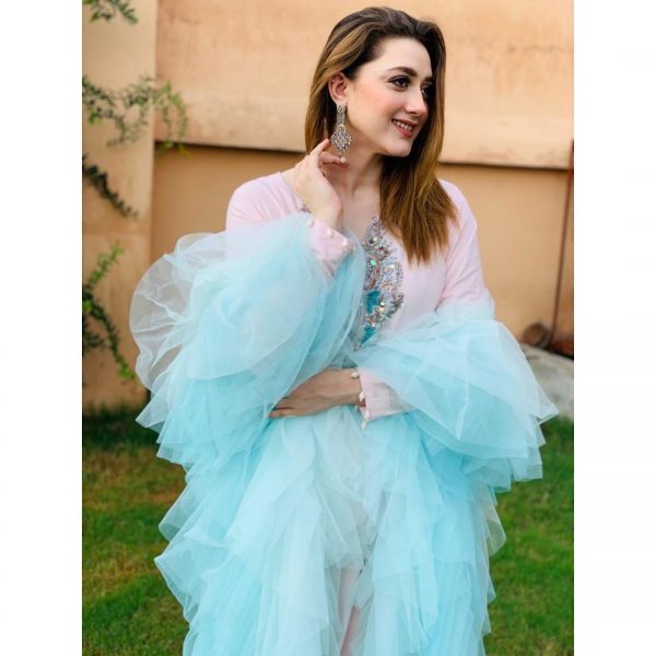 Actress Momina Iqbal New Awesome Pictures