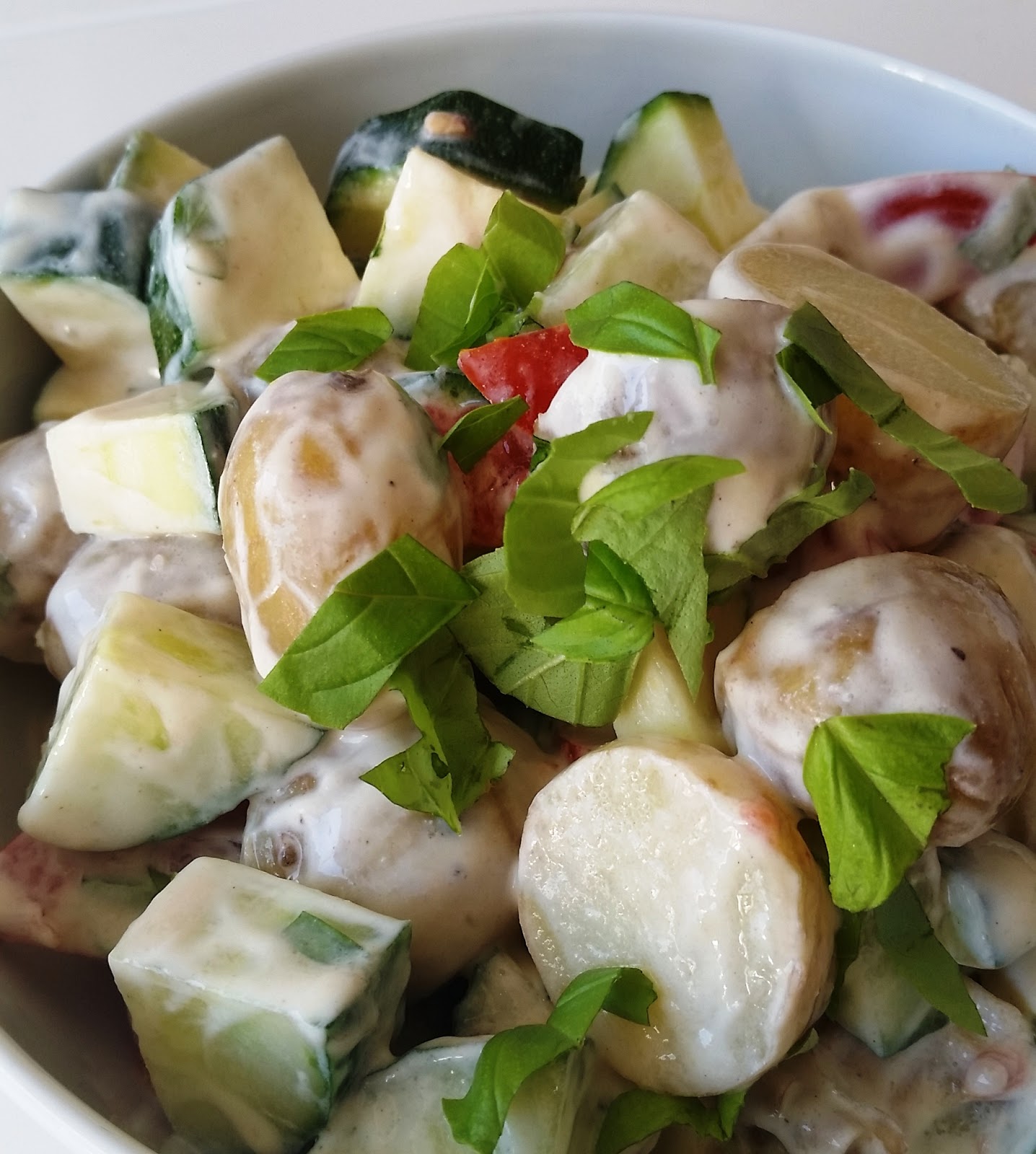 En verden af smag!: Kartoffelsalat med Grøntsager Basilikum
