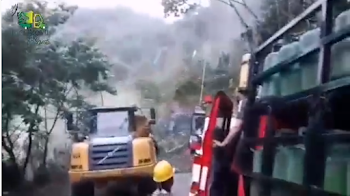 Dos derrumbes mantienen cerrada la vía Medellín – Quibdó