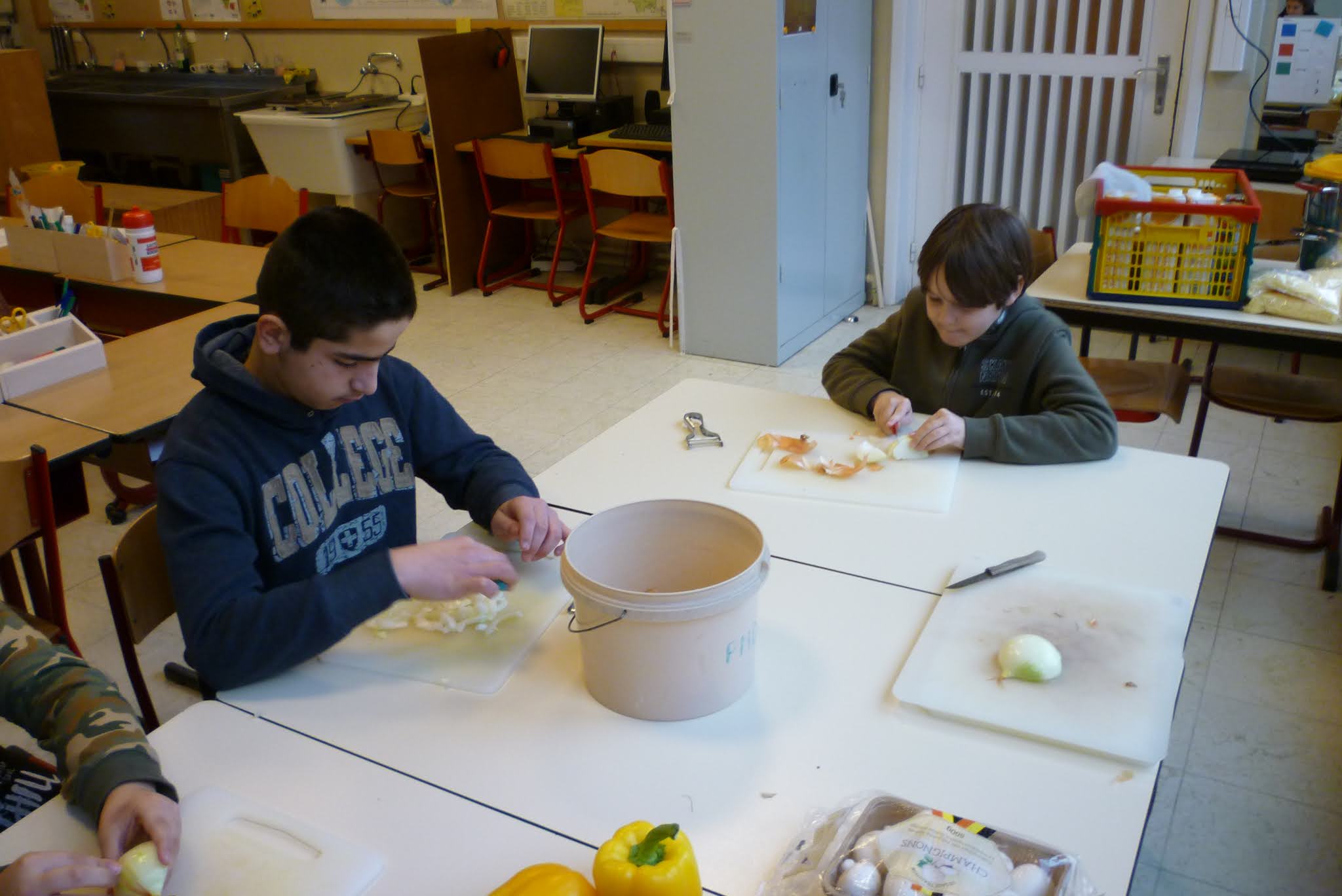 Juf Heidi Koken in de klas