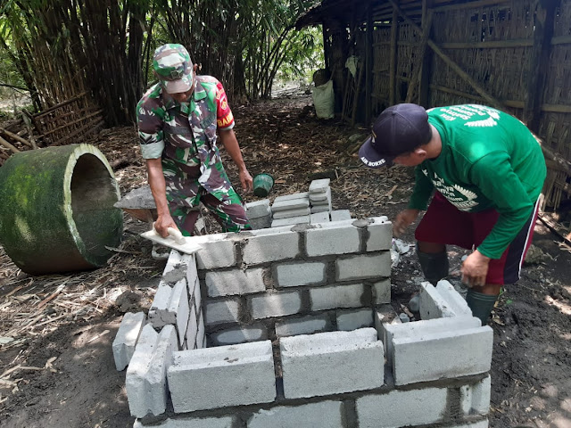 Babinsa Jekani Bantu Pembuatan Jamban Warga Babinsa Jekani Bantu Pembuatan Jamban Warga