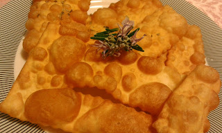 chiacchiere salate con spume di barbabietola e carciofi