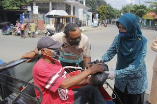 Cegah Penularan Covid-19, TP PKK Kab. Indramayu Bagikan Masker dan Hand Sanitizer Hingga Sembako Gratis Cegah Penularan Covid-19, TP PKK Kab. Indramayu Bagikan Masker dan Hand Sanitizer Hingga Sembako Gratis