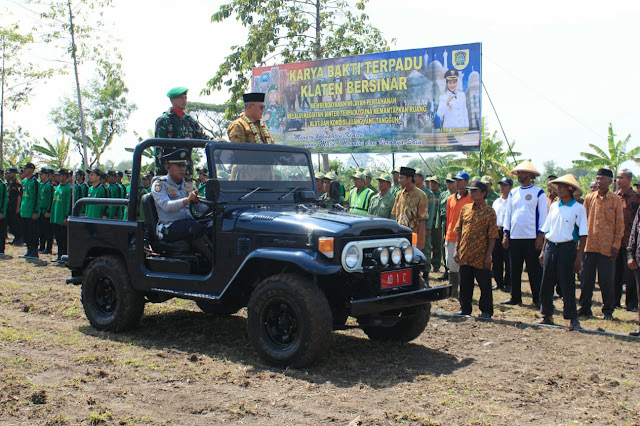 Pemeriksaan Pasukan Upacara Pembukaan KBMKB