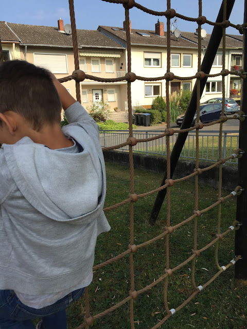 klettern auf dem spielplatz