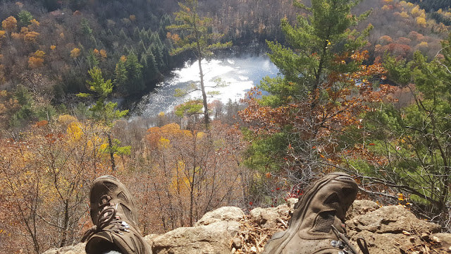 vue sur le lac Paradis au sentier des falaises à Prevost