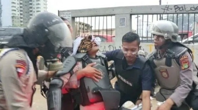 Lawan Anak STM yang Aksi, 1 Polisi Tumbang Keluarkan Darah September 25, 2019