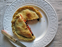 Πίτα με τόνο, κόκκινες πιπεριές κι ελιές Καλαμών - by https://syntages-faghtwn.blogspot.gr