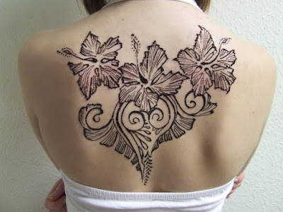 Bagian belakang adalah salah satu tempat terbaik menerapkan tato wanita.