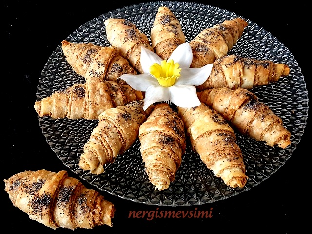 nergismevsimi HAŞHAŞLI TAHİNLİ ÇITIR YUFKA BÖREĞİ