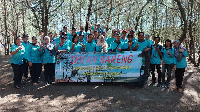 Foto bersama Perangkat dan Staf Desa Caturharjo