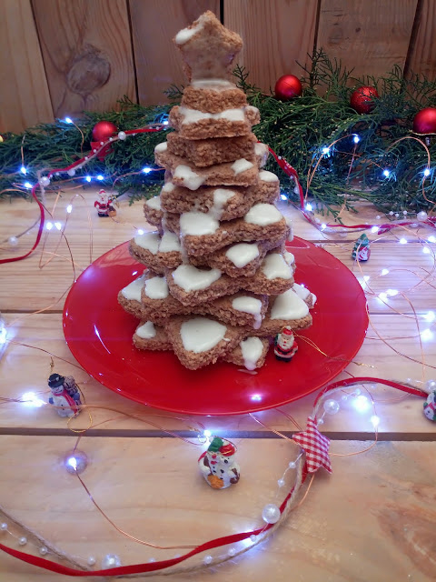 Zimtsterne. Estrellas de canela. Árbol de Navidad de galletas. Receta navideña europea para hacer en casa con niños. Glasa, galletas, con horno. Recetas de Cuca