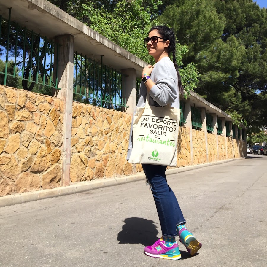 LOOK Primavera con Vaqueros, sudadera y camiseta con escote en la espalda