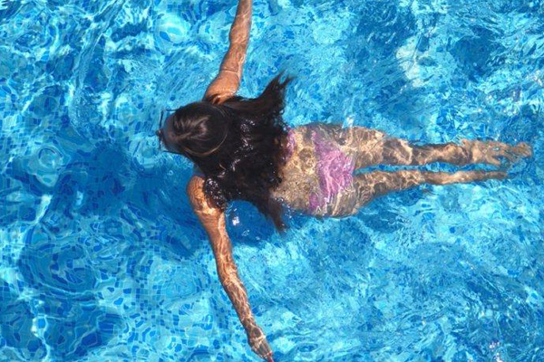 10 Arti Mimpi Berenang Versi Erek Erek