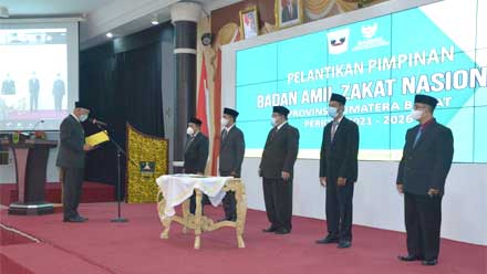 Mahyeldi Lantik Pengurus Baznas Sumbar