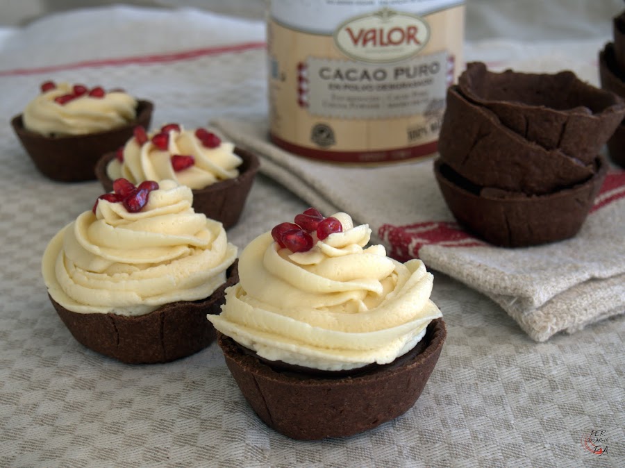 mousse de chocolate blanco, ganache de chocolate con leche, sobre una base de pasta quebrada de cacao y con un toque de caramelo salado.