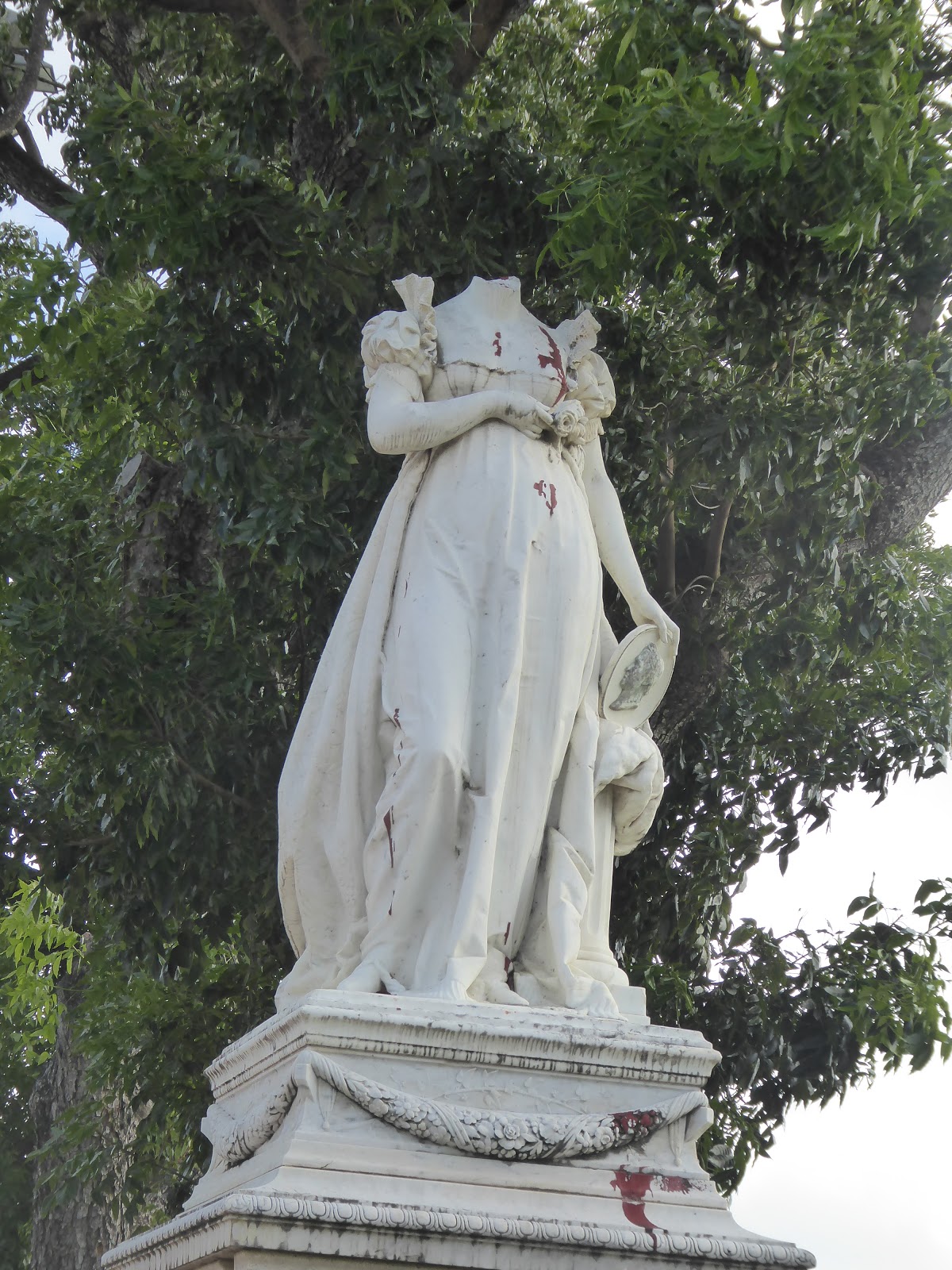 Photoops Statue of Historic Figure Empress Joséphine Fortde