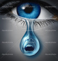 Imagen de un ojo con lágrima que refleja a humano gritando
