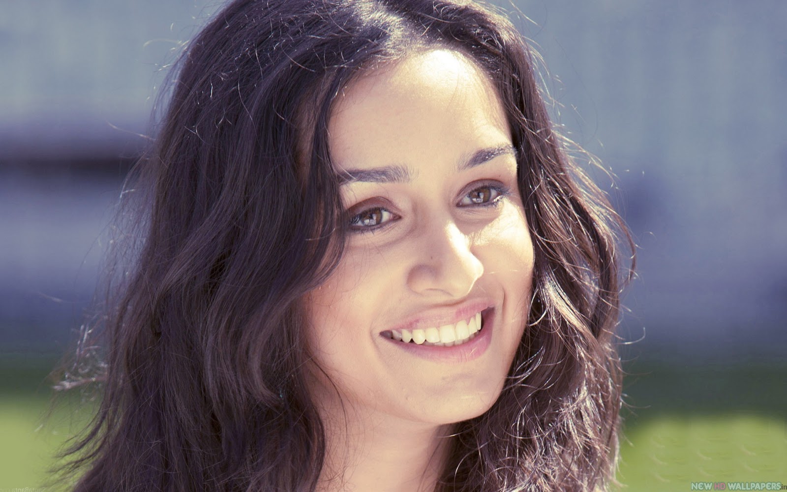 http://1.bp.blogspot.com/-R1GdnfO54OM/UYPPhIfi1II/AAAAAAAAAIA/IOuApUkbckI/s1600/Shraddha-Kapoor-Cute-Smile-in-Aashiqui-2.jpg