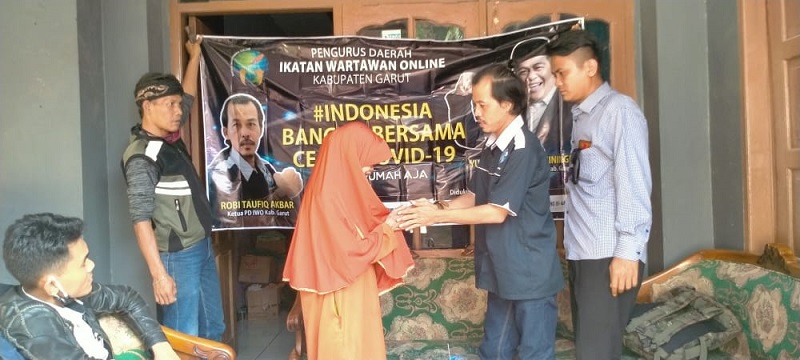 IWO Garut dan Kadin, Salurkan Bantuan Pembangunan Rumah Ma Minah Guru Ngaji