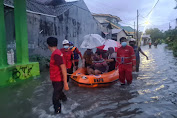 TGC BPBD Gowa Berhasil Evakuasi Warga Yang Terjebak Banjir Di BTN Polri Manggarupi