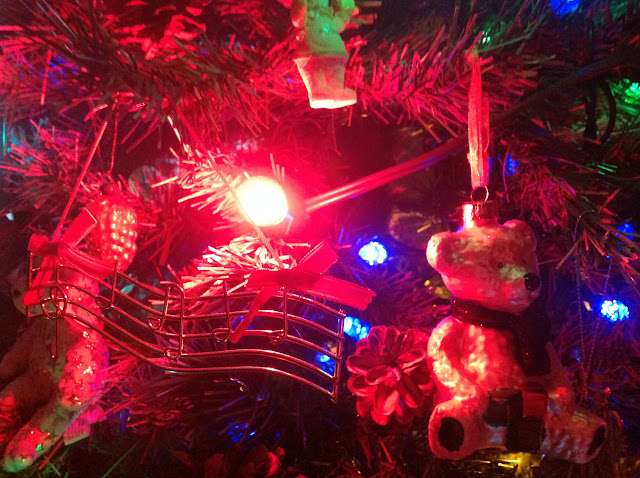 Musical decorations on the Christmas tree