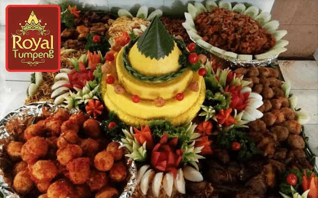 nasi tumpeng dengan berbagai lauk pauk lengkap