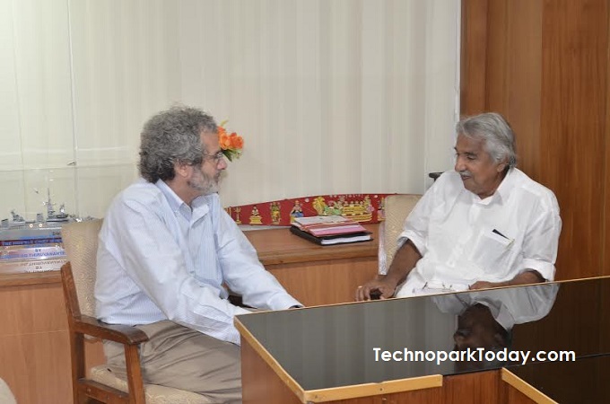 Dr Neil Gershenfeld with Kerala CM Oomen Chandi 