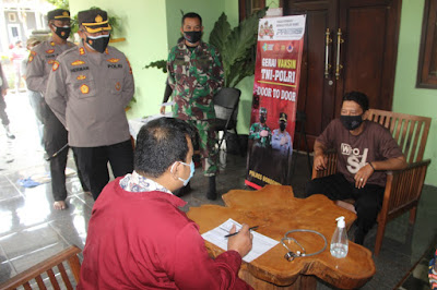 Pemerataan Vaksinasi, Polres Bondowoso Door To Door ke Rumah Warga Pemerataan Vaksinasi, Polres Bondowoso Door To Door ke Rumah Warga