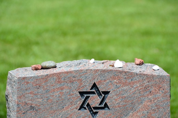 ¿Porqué se ponen piedras sobre las tumbas judías?.