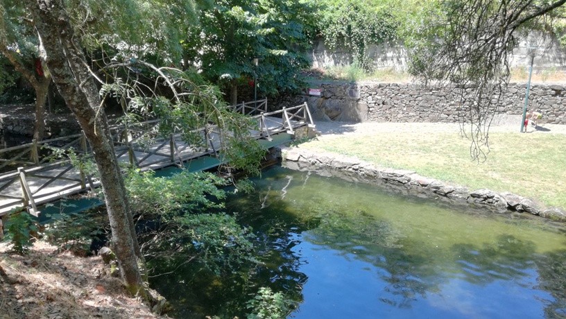 Ponte Pedonal sobre o Rio Teixeira