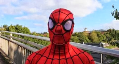 Μπαμπάς της F4J, ντυμένος Spiderman, κρεμάστηκε από πεζογέφυρα 