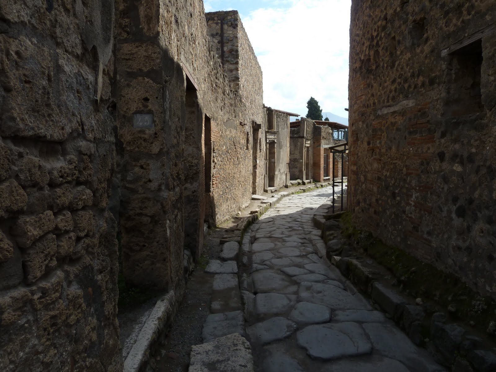 Exploring the Cities of Pompeii and Herculaneum in Italy