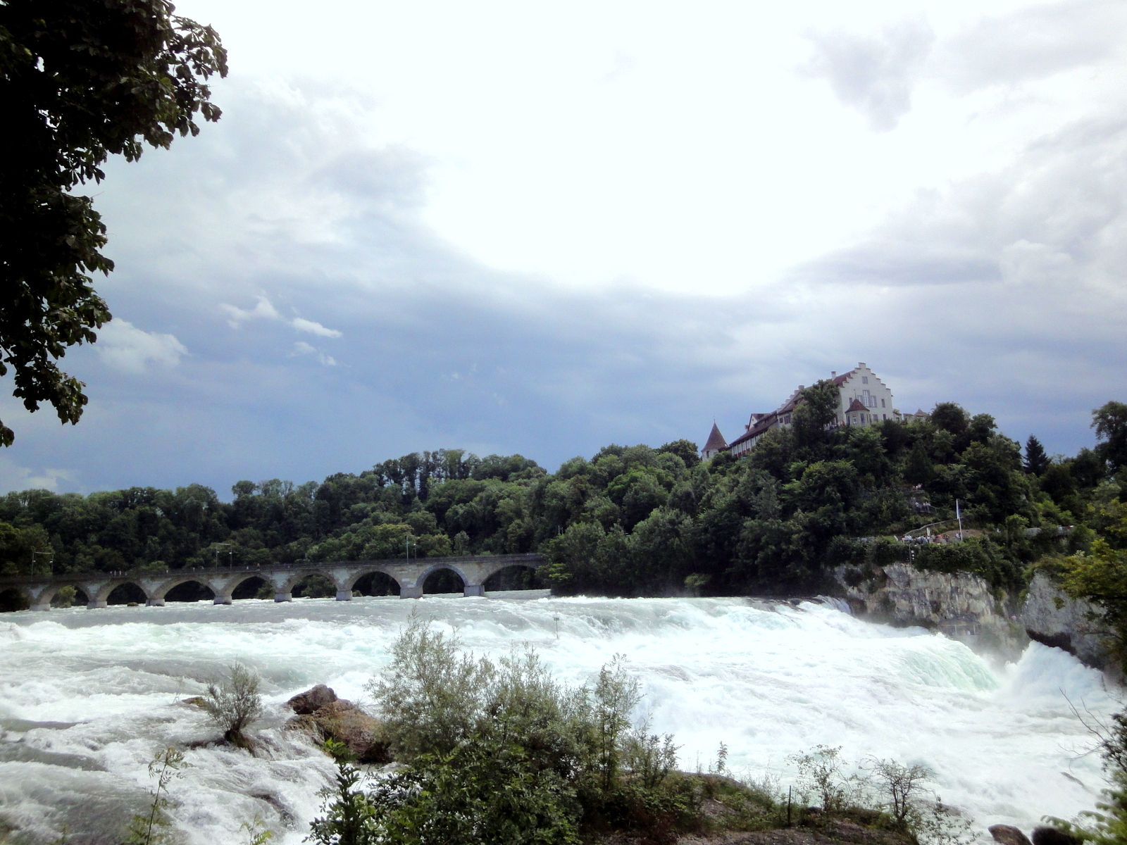 Rheinfall – As cataratas do rio Reno na Suiça – Brasileiros Mundo Afora