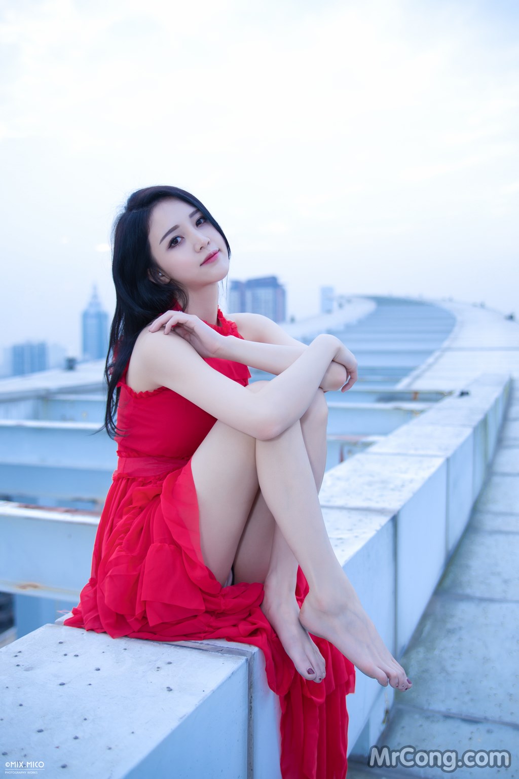 Beauty Crystal Lee ventured into blooming on the roof of a high-rise building (8 photos)