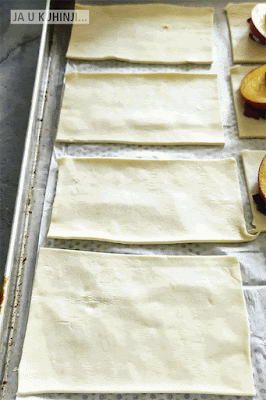 Mini tartovi sa breskvama i plavim sirom