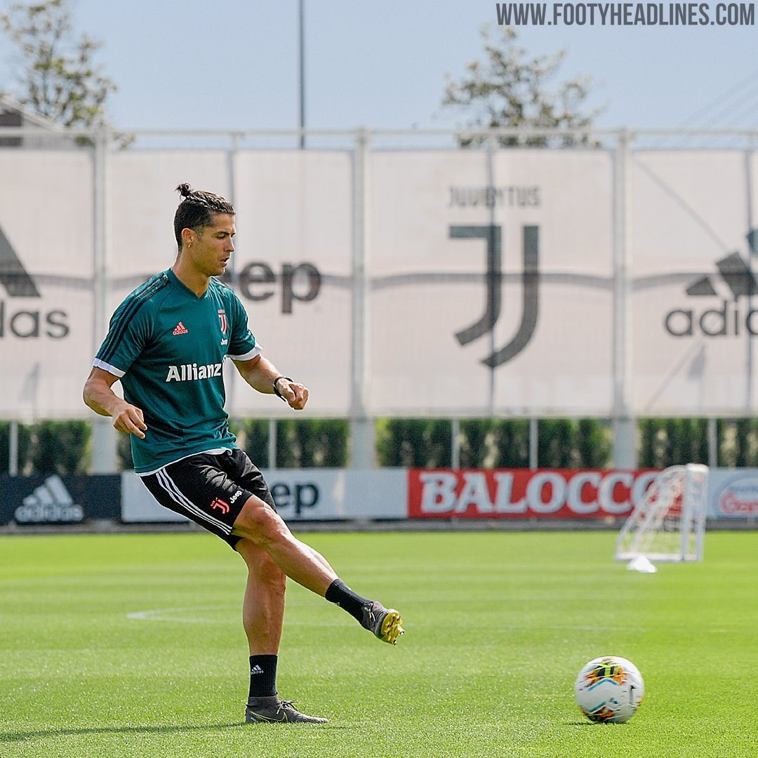Cristiano Ronaldo Returns Training In Old Mercurial Boots Footy Headlines
